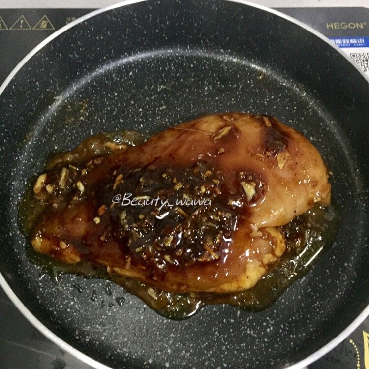 娃娃的健身餐日记
秘制烤土豆➕照烧鸡胸肉,涂匀后,放入提前腌渍好的鸡胸肉小火煎制