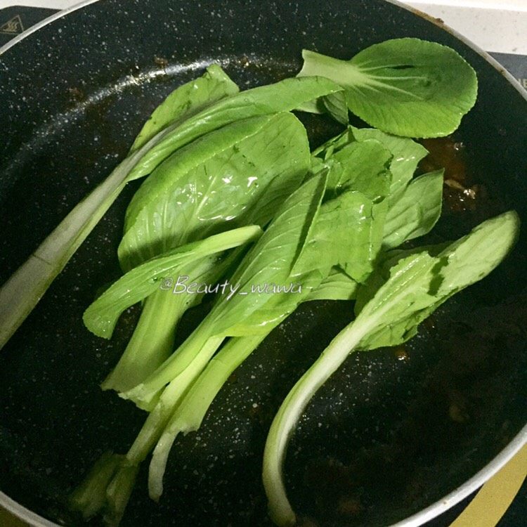 娃娃的健身餐日记
秘制烤土豆➕照烧鸡胸肉,胡萝卜盛出,青菜下锅,翻炒两下出锅