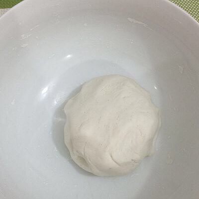 紫薯糯米饼,先1月筷子搅拌均匀,在用手揉成面团,盖上保鲜膜饧五分钟