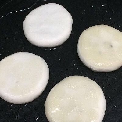 紫薯糯米饼,锅里倒入适量的油,等油热后,将饼坯放入