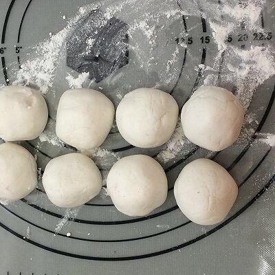 紫薯糯米饼,饧好的面团分成均匀的小面团(大概35克左右一个)