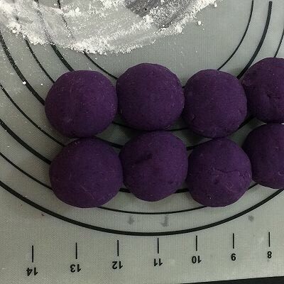 紫薯糯米饼,紫薯也同样分成均匀的小球(一个小球35克左右)