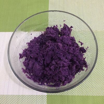 紫薯糯米饼,用勺子将紫薯压成泥,搅拌均匀