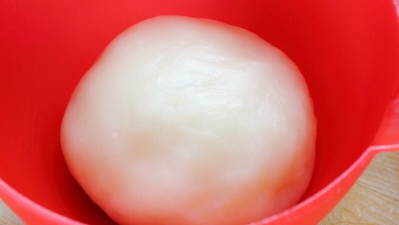 闽台风味茶点心豆沙糯米糍,7.刚出炉的糯米面团太烫也粘,待温,带上橡胶手套,手套上还要抺点油,将面团揉成光滑,多揉一会吃起来较Q。
