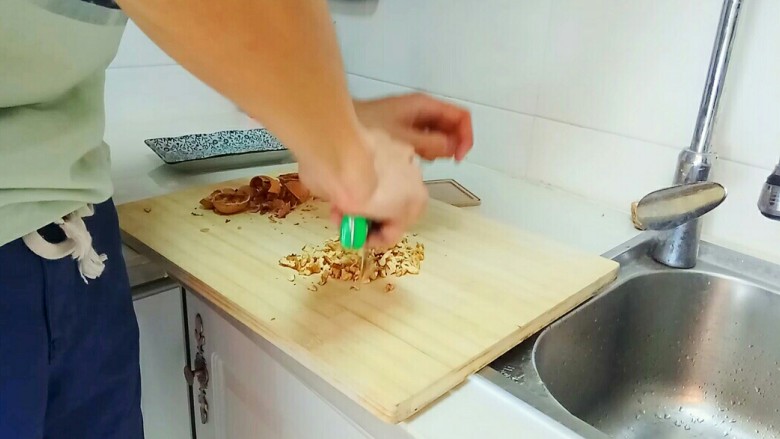 红糖发糕,也可以做白糖的,用量和红糖发糕是一样的,这里我加了一些核桃碎。
