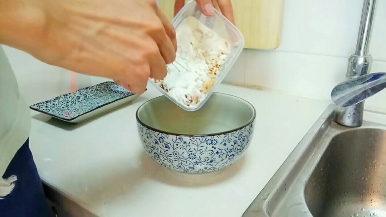 红糖发糕,核桃碎和面粉泡打粉混合后,放进晾凉的白糖水中。