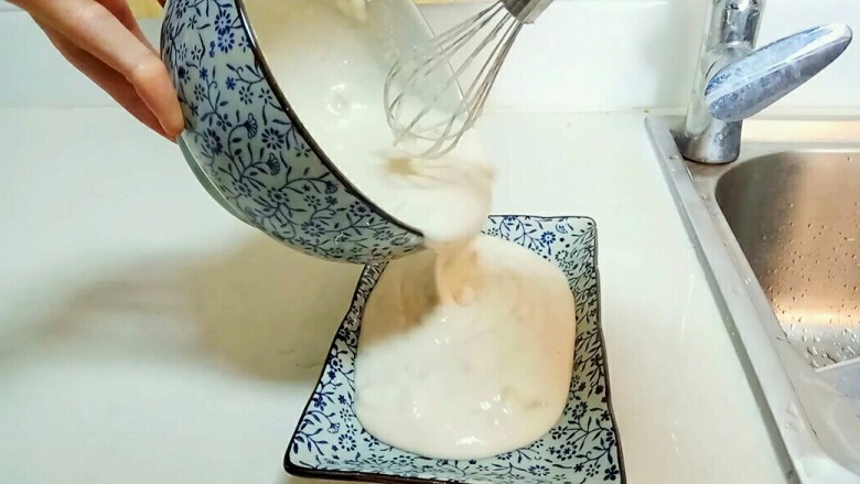 红糖发糕,我放在盘子里蒸的,也可以用碗之类的容器。