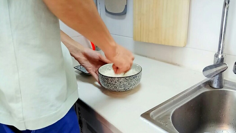 红糖发糕,充分搅拌均匀,可以多搅拌一会。