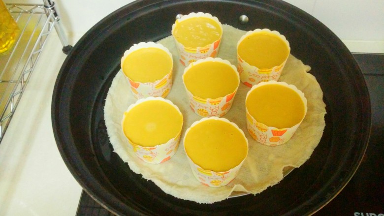 红糖发糕,上锅,大火烧开上蒸汽后,蒸20分钟即可。