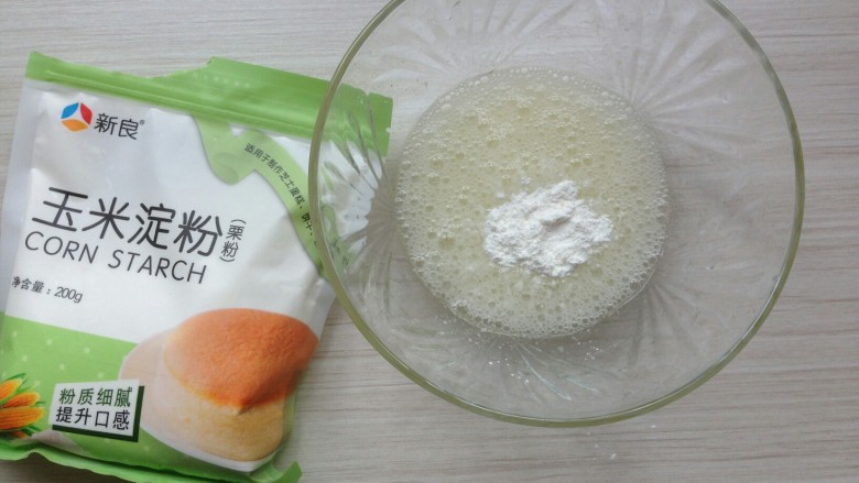 奥利奥奶油蛋白饼,用电动打蛋器打至粗泡,加入<a style='color:red;display:inline-block;' href='/shicai/ 512'>玉米淀粉</a>。