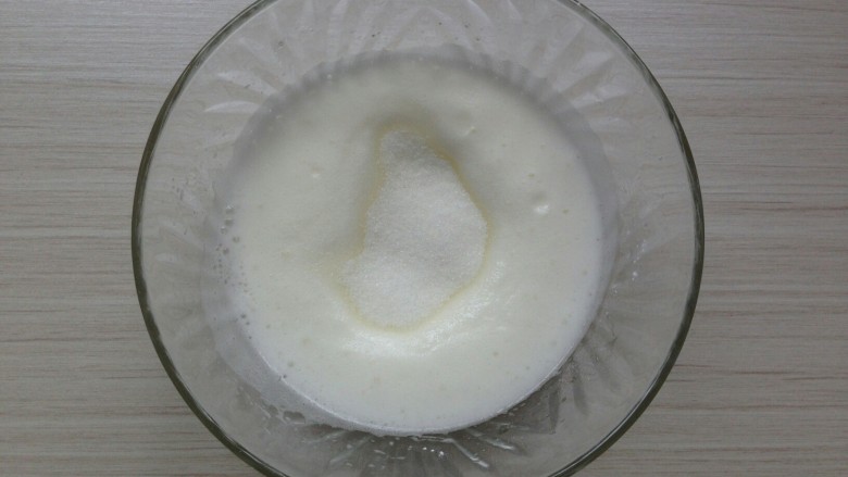 奥利奥奶油蛋白饼,打发至比较浓稠的状态,再加入27克细砂糖。
