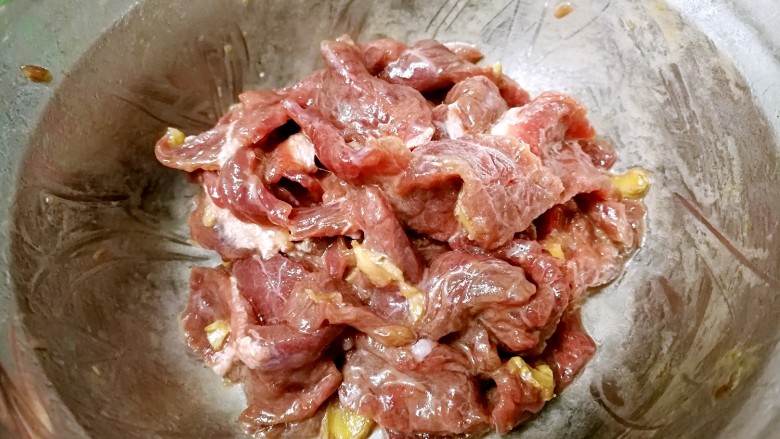 番茄鸡蛋牛肉粉,<a style='color:red;display:inline-block;' href='/shicai/ 216'>牛肉</a>切片,加1小勺盐、1小勺白糖、3小勺生粉、1勺生抽、1勺食油和适量姜末,拌匀,静置一会儿。