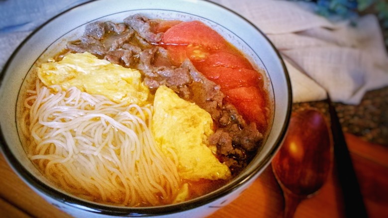 番茄鸡蛋牛肉粉,装上配料,完成。