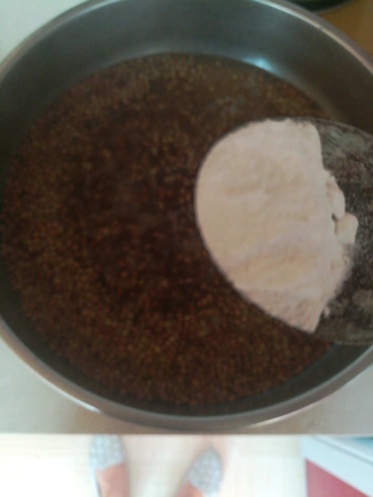 扁豆面,把扁豆洗干净 锅内烧开水加入适量食用碱面大伙开煮