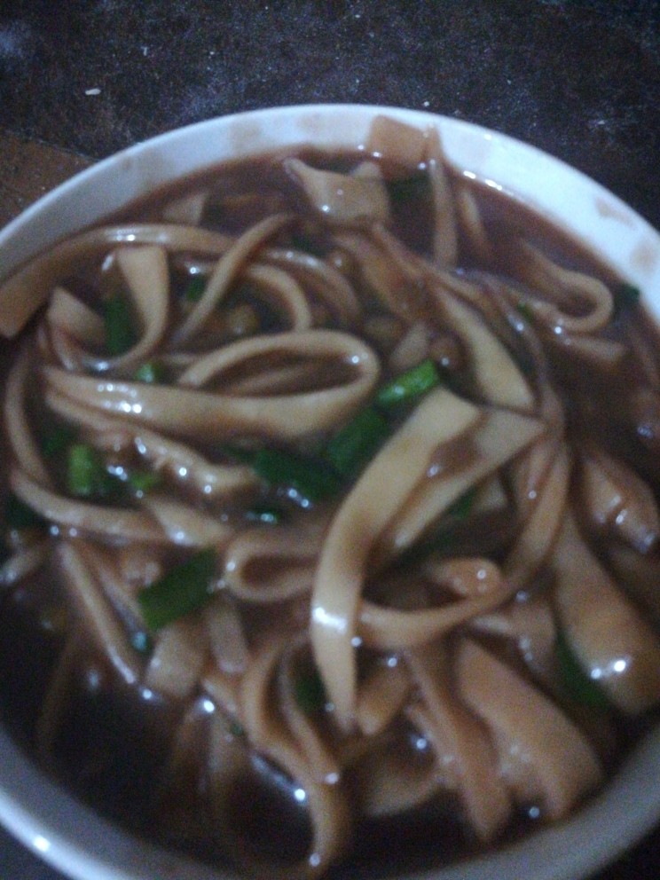 扁豆面,韭菜洗干净切碎 炒成菜花 倒入面条里 加入适量盐<a style='color:red;display:inline-block;' href='/shicai/ 756'>鸡精</a>调味 美味的扁豆面就做好啦 第一次发教程 不太会弄 希望可以帮到你