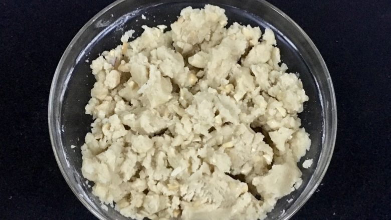 桃酥(花生桃酥),用筷子拌匀,或者带上一次性手套用手抓匀也可以,总之让面粉和油充分融合。