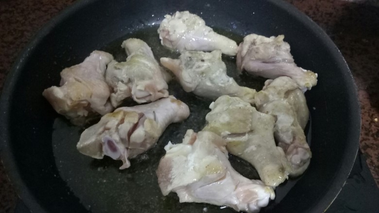 可乐鸡腿,下油,放入鸡腿煎至金黄金黄