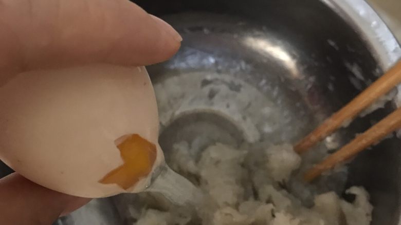 虾肉丸子,轻轻敲一下,掰开一个小孔,将蛋清倒进虾尼里。