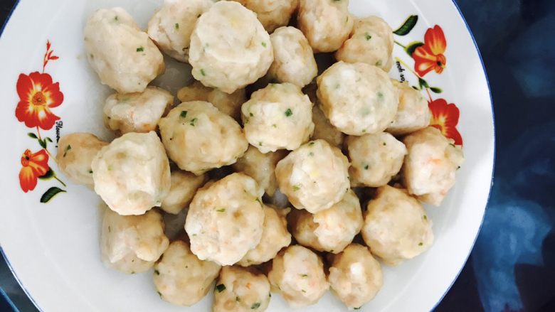 虾肉丸子,待虾丸冷却后,就可以放急冻啦。然后每天给宝宝做辅食时,比如煮面啊,比如熬粥啊,就可以放两个进去啦,煮热就可以给宝宝吃啦。