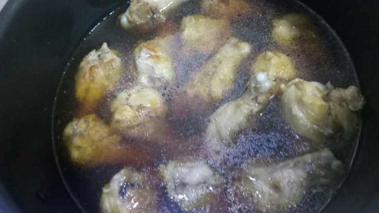 可乐鸡腿,最后下水,水跟鸡腿持平,然后小火慢炖,时不时看下翻一翻,估计得炖至少40分钟