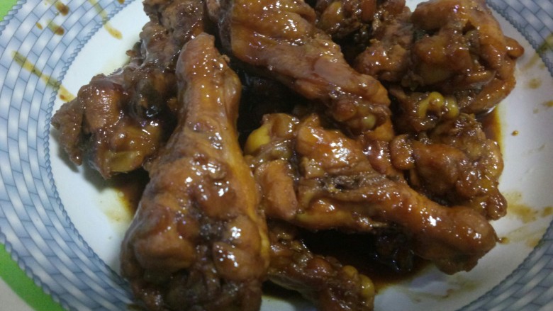可乐鸡腿,最后出锅,看着是不是很想吃,味道跟可乐鸡翅一模一样,但是吃起来更有肉。爱吃肉的可以跟我一样选择鸡腿哦