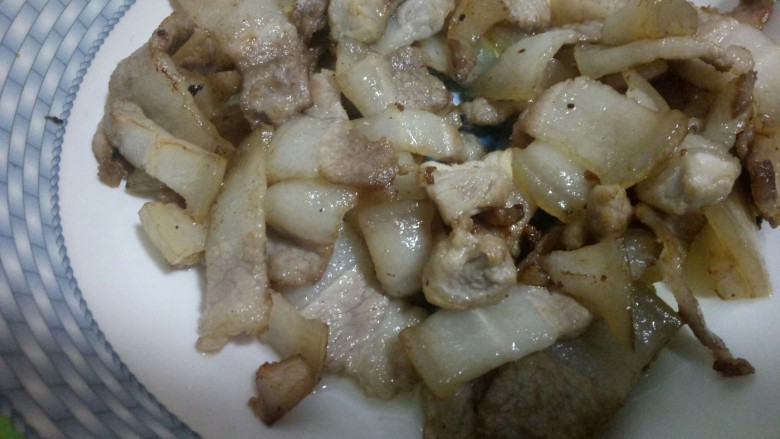 青椒炒肉,下一点油，<a style='color:red;display:inline-block;' href='/shicai/ 6081'>肉</a>下去炸至金黄，让肥<a style='color:red;display:inline-block;' href='/shicai/ 6081'>肉</a>的油炸一些出来，捞出来放一边备用