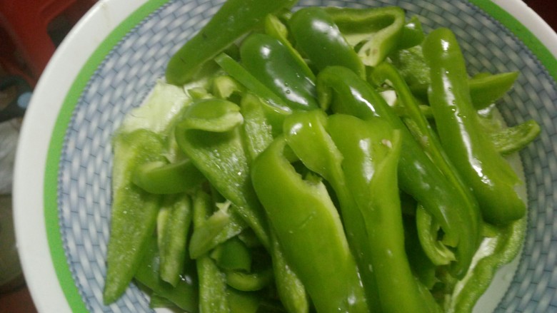 青椒炒肉,<a style='color:red;display:inline-block;' href='/shicai/ 61'>青椒</a>切好放一边备用