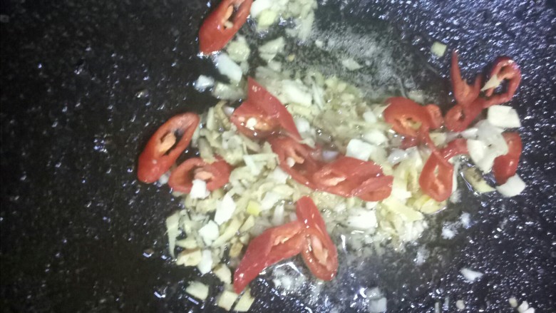 青椒炒肉,热油，油不需要多，下入<a style='color:red;display:inline-block;' href='/shicai/ 37'>姜</a><a style='color:red;display:inline-block;' href='/shicai/ 3250'>葱</a><a style='color:red;display:inline-block;' href='/shicai/ 86663'>红辣椒</a>