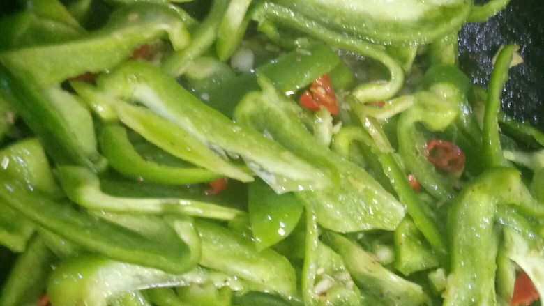 青椒炒肉,然后下青椒翻炒几下