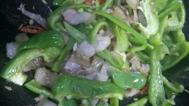 青椒炒肉,在下放在一边的肉，下少量的<a style='color:red;display:inline-block;' href='/shicai/ 692'>酱油</a>调味，下盐，<a style='color:red;display:inline-block;' href='/shicai/ 10588'>糖</a>，下调味料（其实就是我们买了炖汤的那种调味料，我们家用它代替味精）