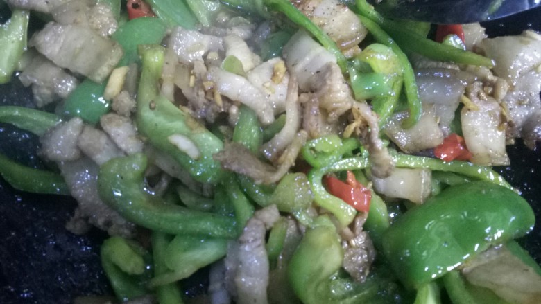 青椒炒肉,记得下一点糖，大火翻炒