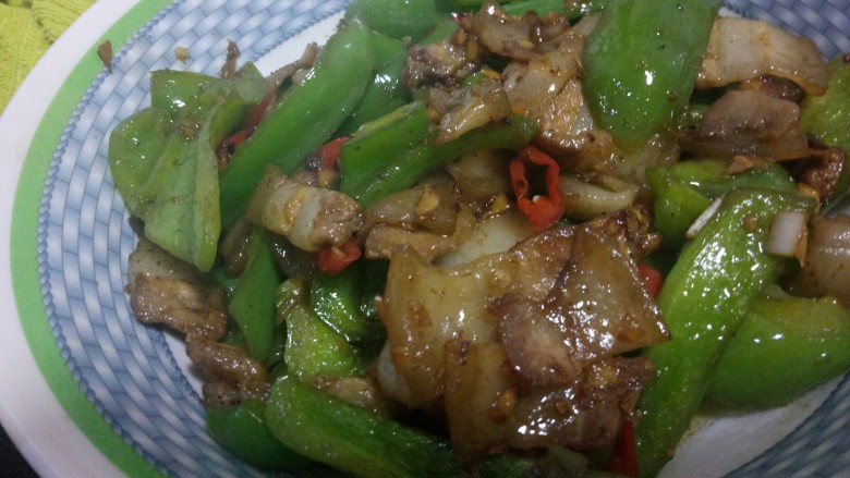 青椒炒肉,出锅，不仅好看还好吃，而且食欲满满，能让夏天的你顿时想要吃饭，这样的肉吃不腻得，放心吧。我不吃肥肉的都吃了好多，喜欢吃辣的朋友可以辣椒多下一点。
