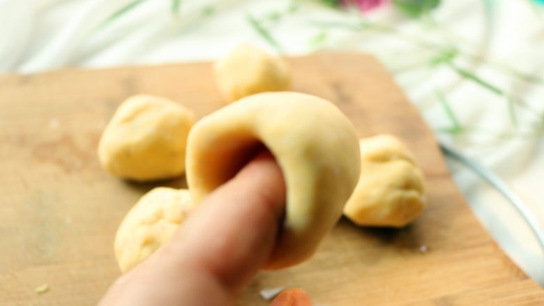 小鸡窝窝头,整理成窝头形状,也可以包入豆沙,揉圆。
