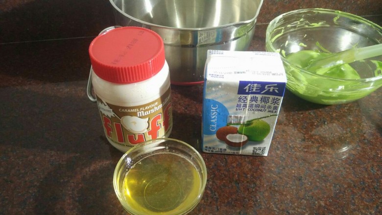 fluff棉花糖之我可能吃了个假椰子--冰凉青椰,椰香慕斯:椰香一瓶400克 糖40克 吉利丁14克 首先把盆和打蛋器都放冰箱冷藏,,天太热了