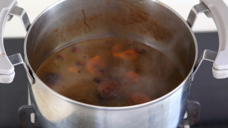 卤鸭,10.锅里的酱汁水用大火继续煮,煮到浓稠关火。