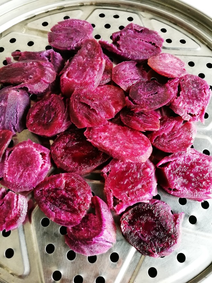 西米紫薯球,再把紫薯切大片,放蒸锅蒸十分钟,蒸熟。