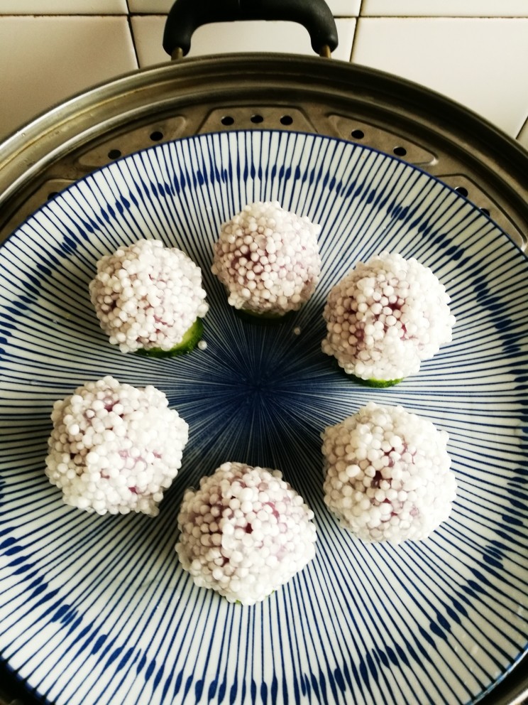 西米紫薯球,做好后,放入蒸锅,上汽蒸十分钟,即可食用。