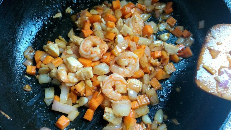 鲜虾仁焗饭,翻炒至熟,待用。烤箱预热上下火190度10分钟。