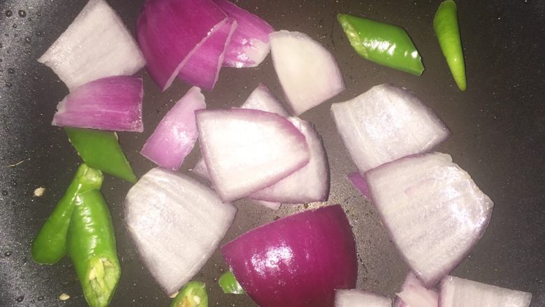 孜然土豆片,放入洋葱,青椒
