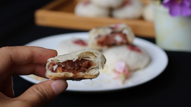 玫瑰鲜花饼,很薄的酥皮，层层起酥的玫瑰鲜花饼，