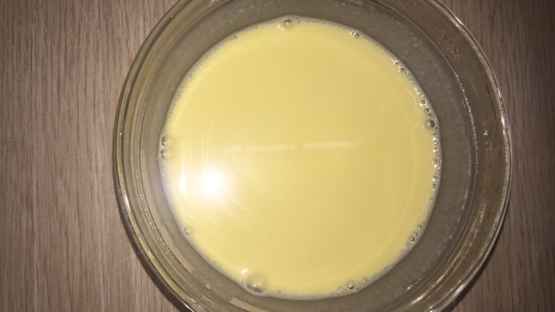 蓝莓蛋挞,加入两个蛋黄,不要蛋清呦,搅拌均匀。