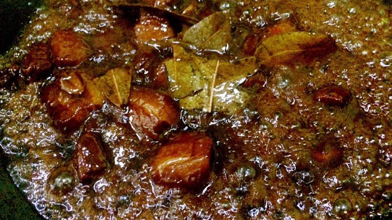 红烧肉,焖煮到40分钟时,再加入少量冰糖炒化用于裹色。此时可以尝一尝汤汁的味道,以确定是否需要加盐。