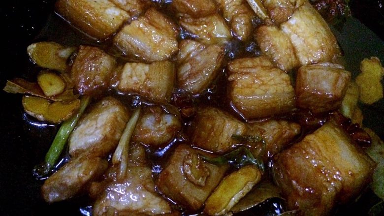 红烧肉,待冰糖溶化后开始冒小泡时(冒小泡的时候是最佳状态),将刚刚盛出的五花肉以及所有香料再次入锅,改中火翻炒,使五花肉能均匀沾上糖汁。