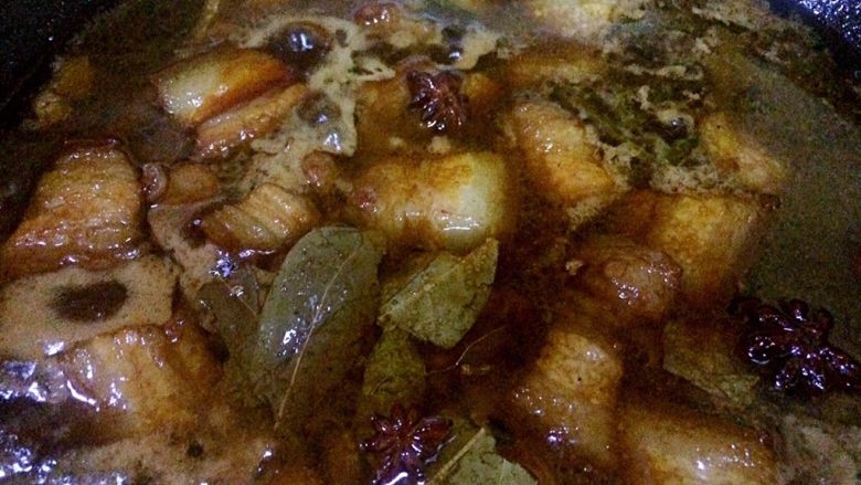 红烧肉,将老抽、料酒、热水以3:1:3的比例混合倒入锅中,将五花肉淹没即可。注意:一定要用热水不要用冷水,冷水下锅会影响肉质的口感。
