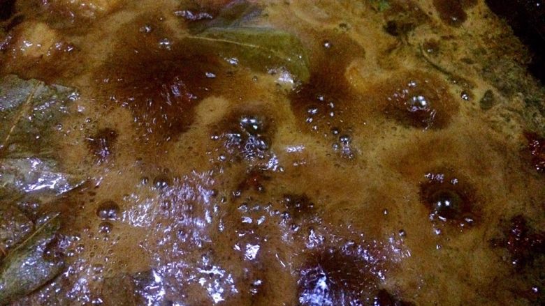 红烧肉,改大火烧开,此时会有许多血沫,用勺子快速将表面的血沫打出。然后转小火,盖上锅盖,开始60分钟的焖煮。