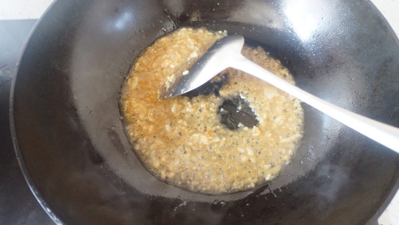 烤南瓜,加一勺水烧开,变粘稠后关火.晾凉备用