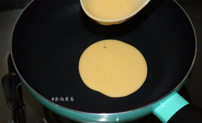 紫薯铜锣烧,将拌好的面糊慢慢地倒在锅里,一勺一个,形状大小能统一,滴落后会自动形成圆形