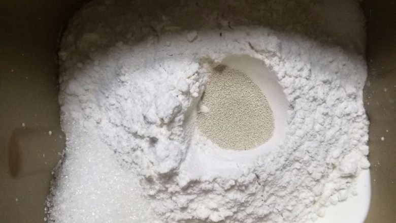 17小时中种软吐司,将中种面团撕成小块放入面包机中，再将主面团中<a style='color:red;display:inline-block;' href='/shicai/ 887'>黄油</a>除外的材料按先加液体再加面粉，最后<a style='color:red;display:inline-block;' href='/shicai/ 731'>酵母</a>的顺序放入面包机中，按揉面程序，揉成光滑面团后加入<a style='color:red;display:inline-block;' href='/shicai/ 887'>黄油</a>