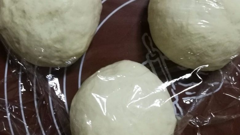 17小时中种软吐司,将松弛好的面团平均分成三个面团，盖上保鲜膜再松弛五分钟