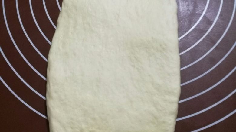 17小时中种软吐司,将小面团用擀面站擀成牛舌状的面片